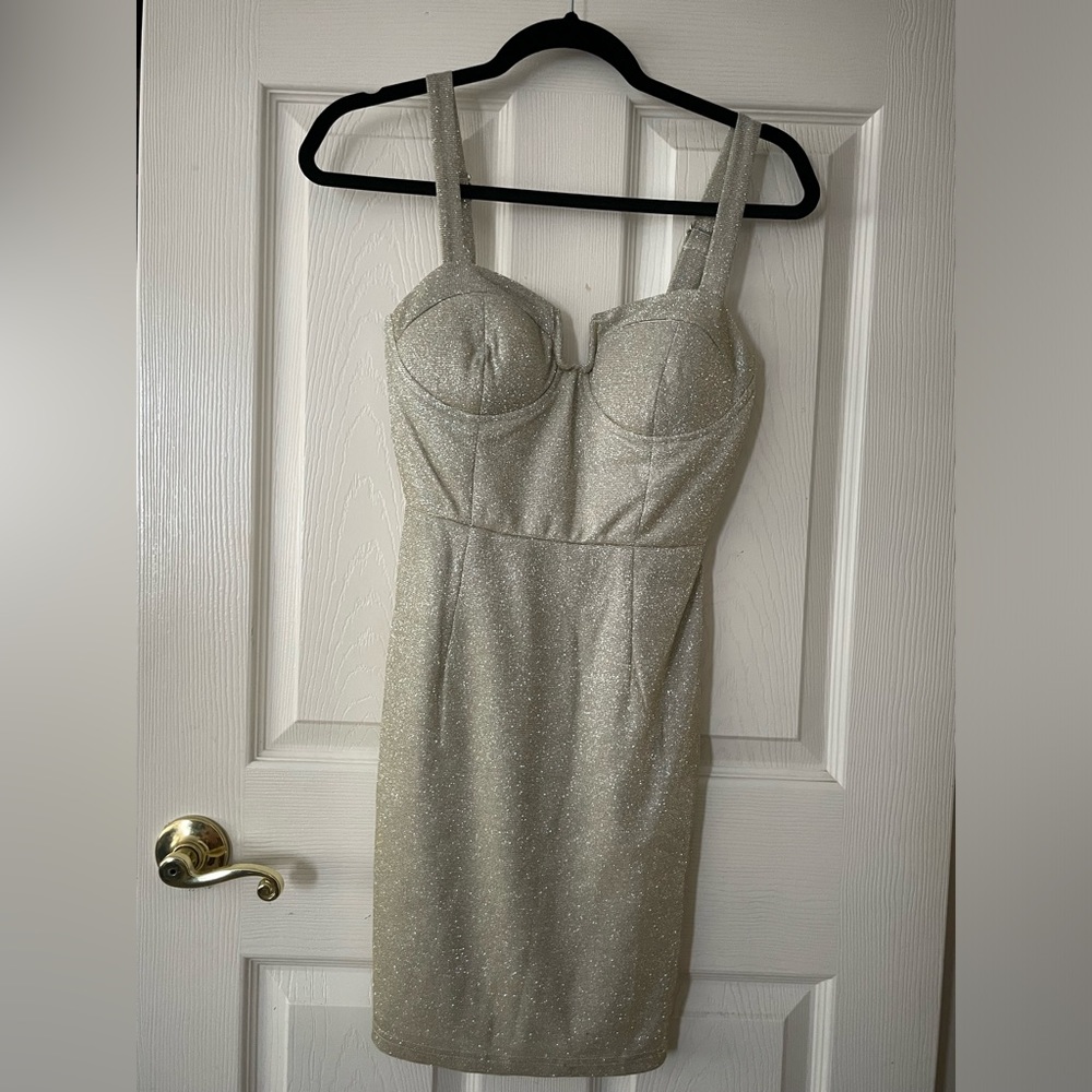 CUTE glittery dress
Gold color
So sparkly
Bodycon
